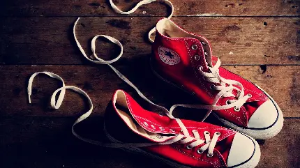 کفش آل استار قرمز رنگ از نمای خاص با کیفیت Full HD 