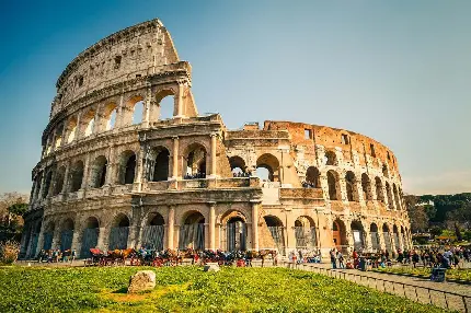 تصویر دیدنی از بنای کولوسئوم در کنار گاری‌ها و اسب‌ها در شهر رم باکیفیت عالی