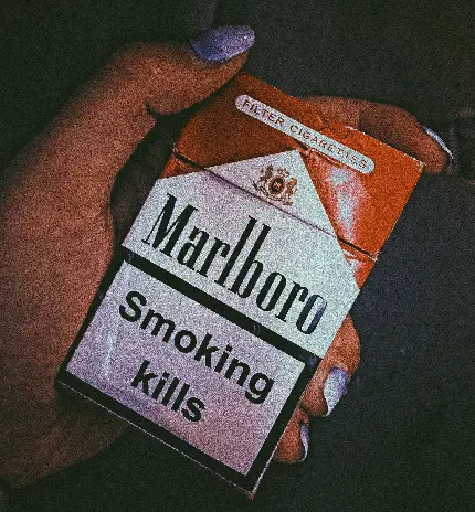 تصویر نیمه شفاف جعبه سیگار مارلبرو در دستان یک زن
