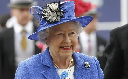 تصویر 4K از ملکه الیزابت در حال خندیدن با لباس بنفش 