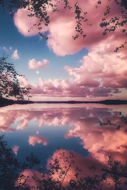 نمای چشم نواز از انعکاس زیبای آسمان آبی و صورتی در آب دریاچه 2022
