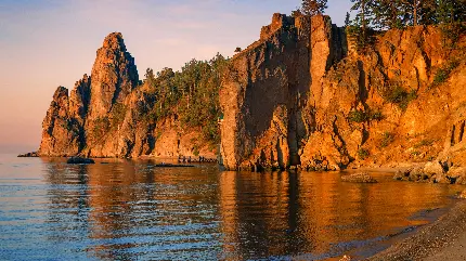 دانلود تصویر زمینه شاهکار طبیعت از حاشیه سنگی دریا