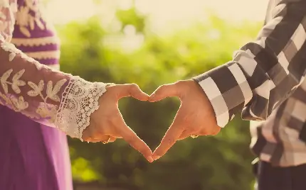 عکس عاشقانه درخشان از ساختن قلب با دست برای پروفایل 