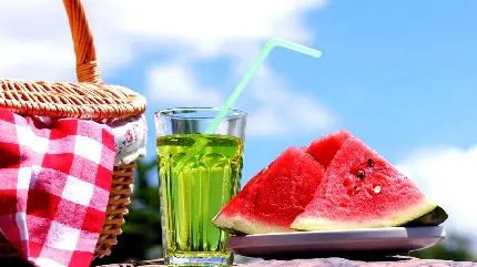 تصویر زیبا و خوشرنگ از برش های هندوانه و نوشیدنی خنک و دلچسب در گرما با کیفیت بالا