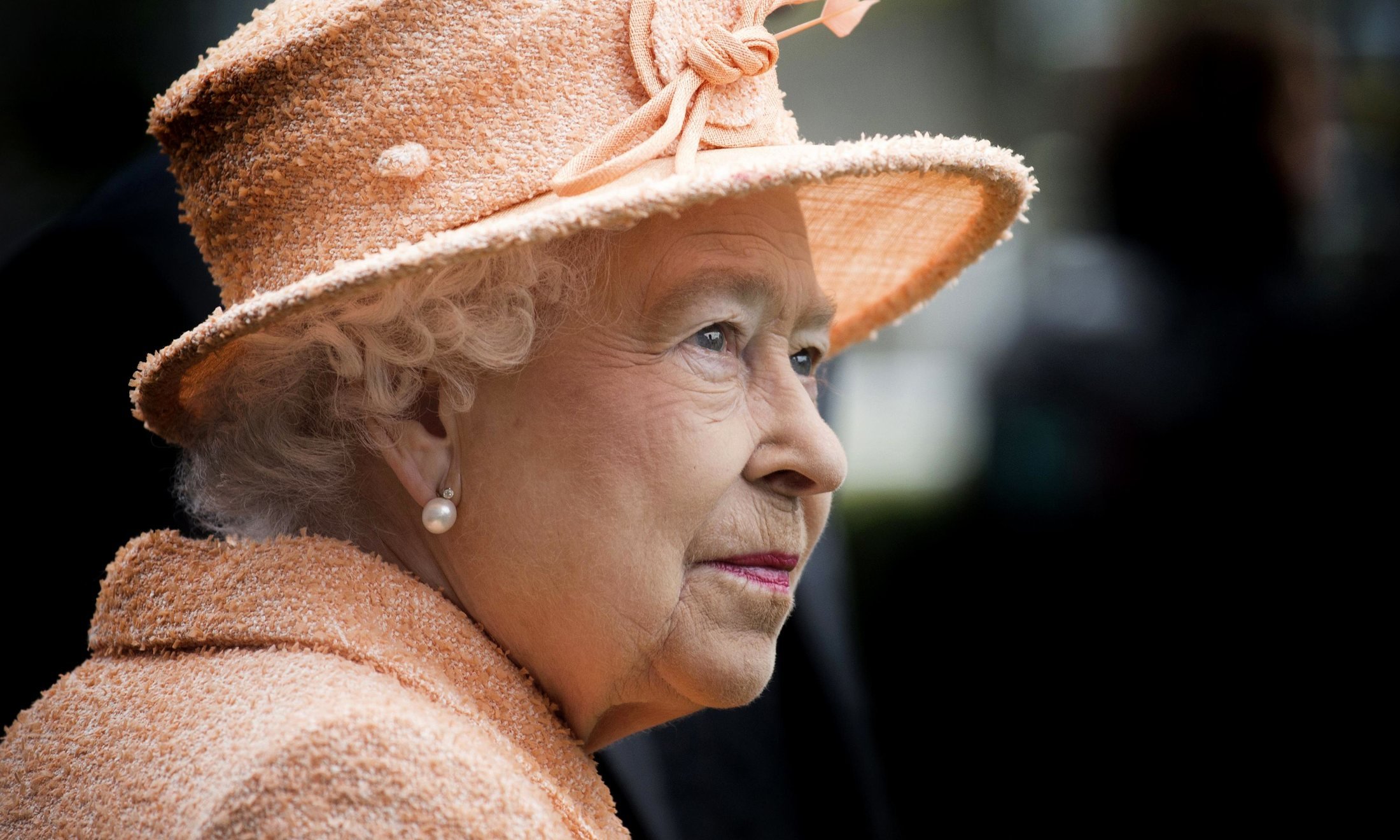 تصویر نگاه خاص ملکه انگلستان برای محتوای اینستاگرام 