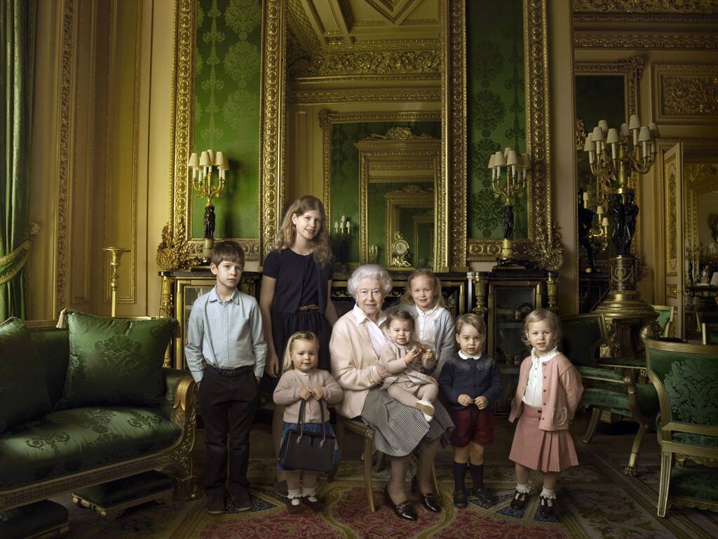 عکس ملکه الیزابت در کنار نوادگان خاندان سلطنتی بریتانیا 