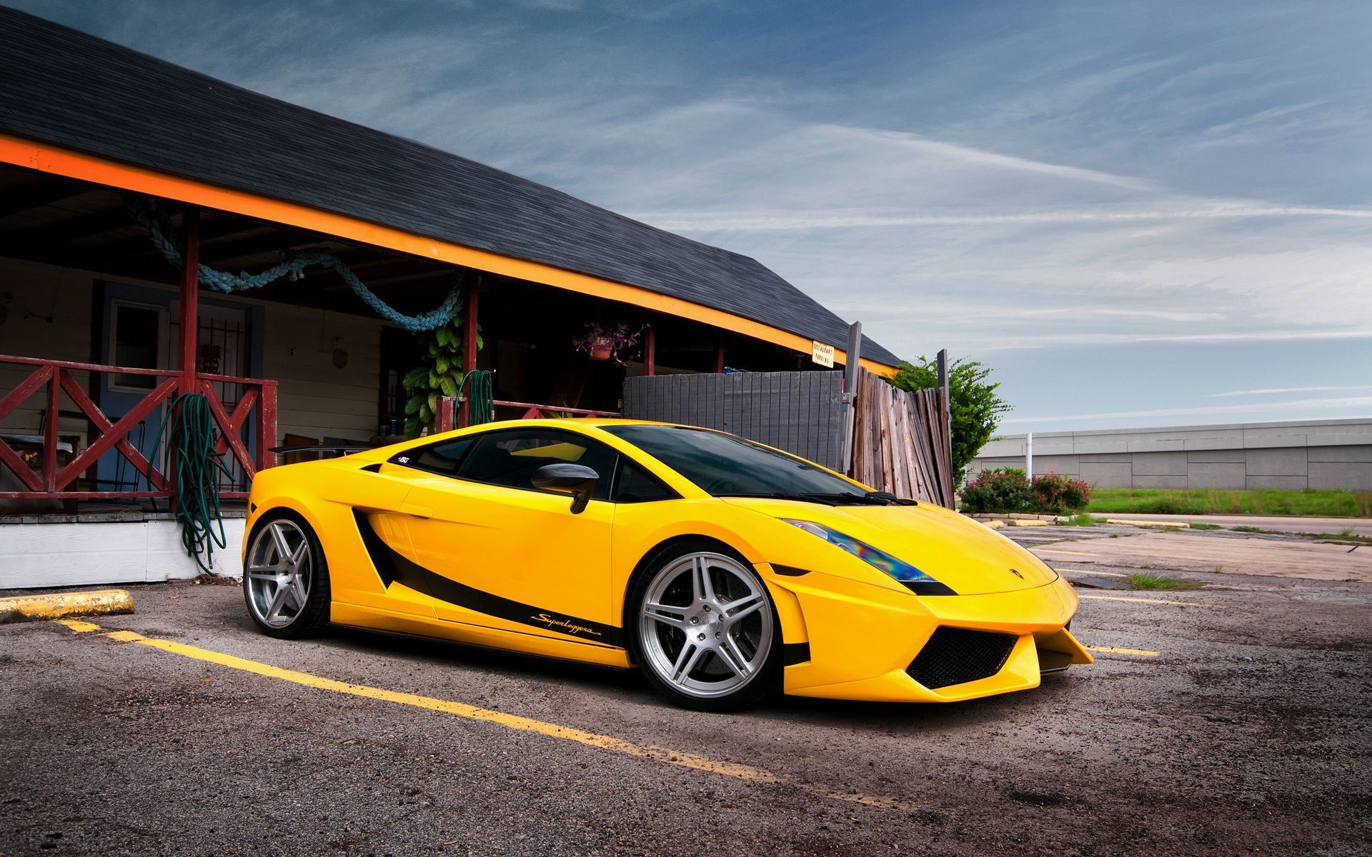 تصویر شیک خودروی اسپرت Lamborghini به رنگ زرد درخشان 