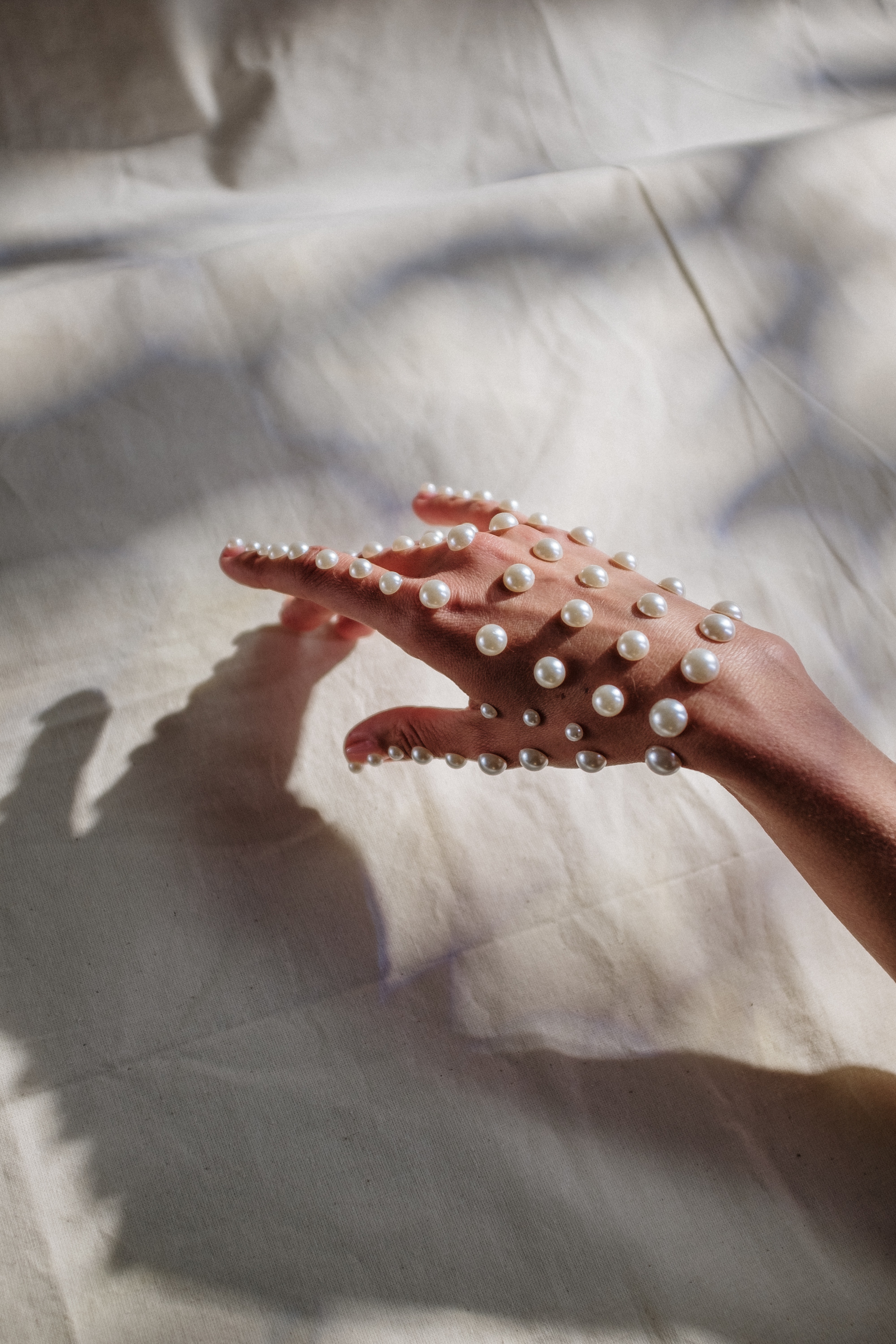 عکس پروفایل دخترونه 4K دستکش لاکچری با تزئین مروارید اصل