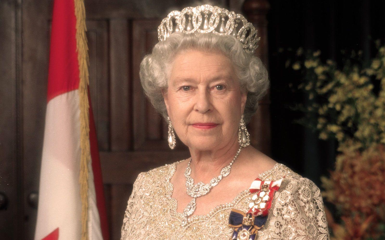ملکه الیزابت فوت شده در پوشش سلطنتی در سال 1992