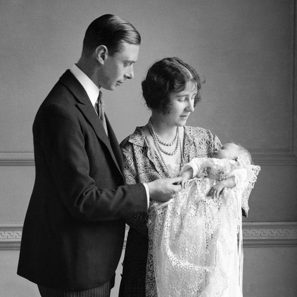 تصویر سیاه سفید از نوزادی ملکه الیزابت در کنار پدر و مادر