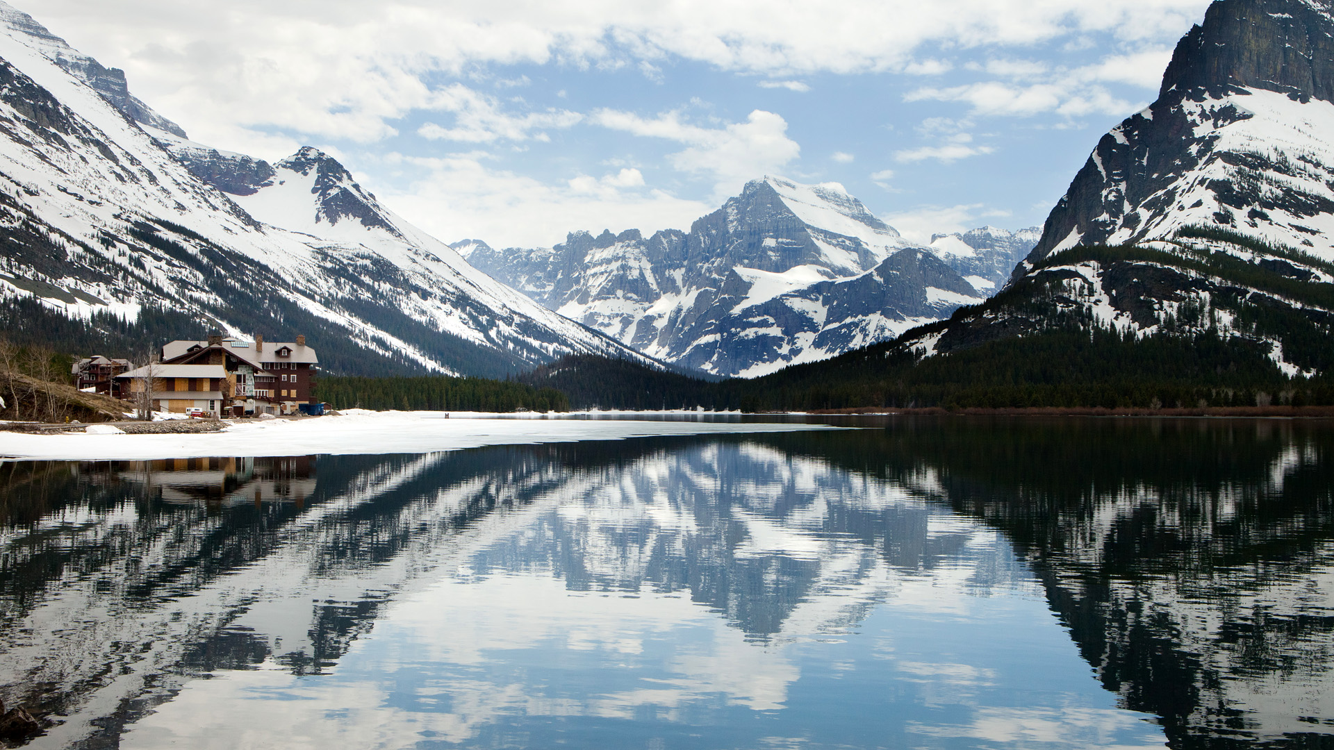 دانلود عکس زمینه طبیعت زمستان برفی کوهستان با چشم انداز دریاچه