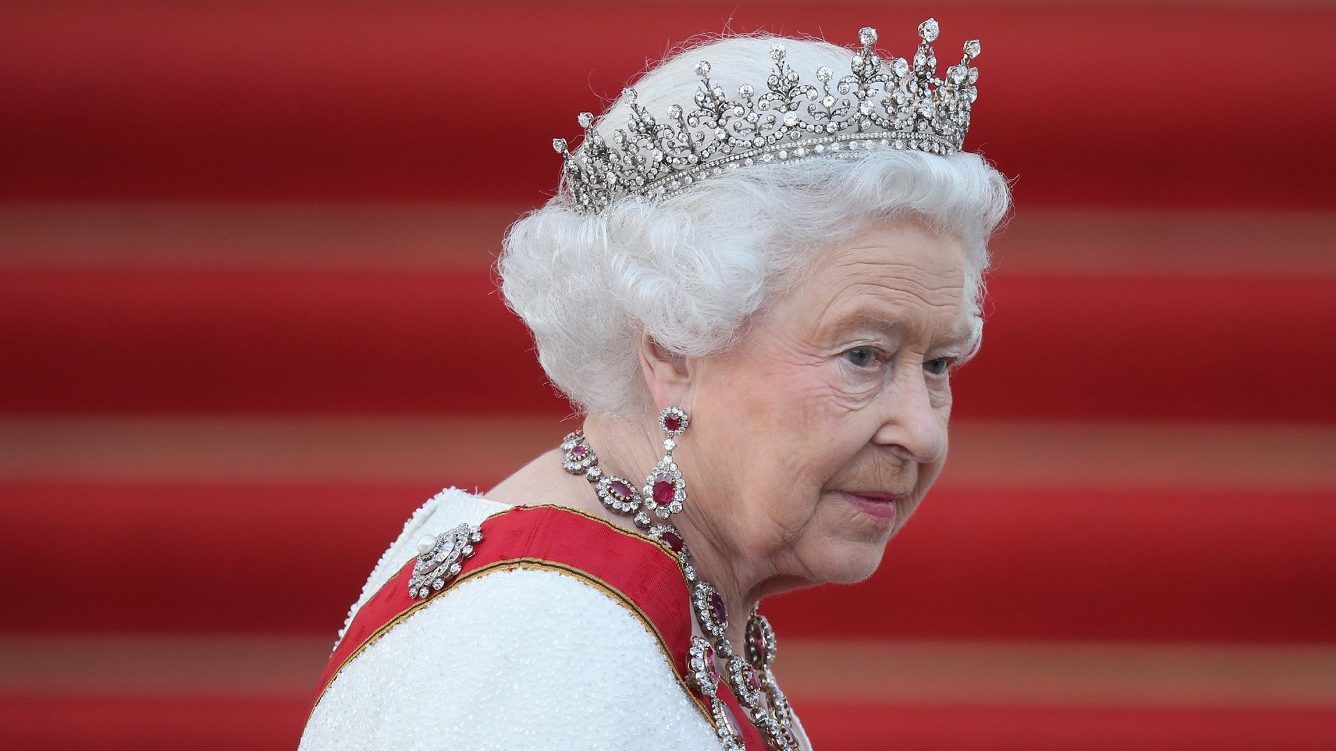 تصویر شکوهمند از ملکه الیزابت با تم رنگی قرمز و سفید 