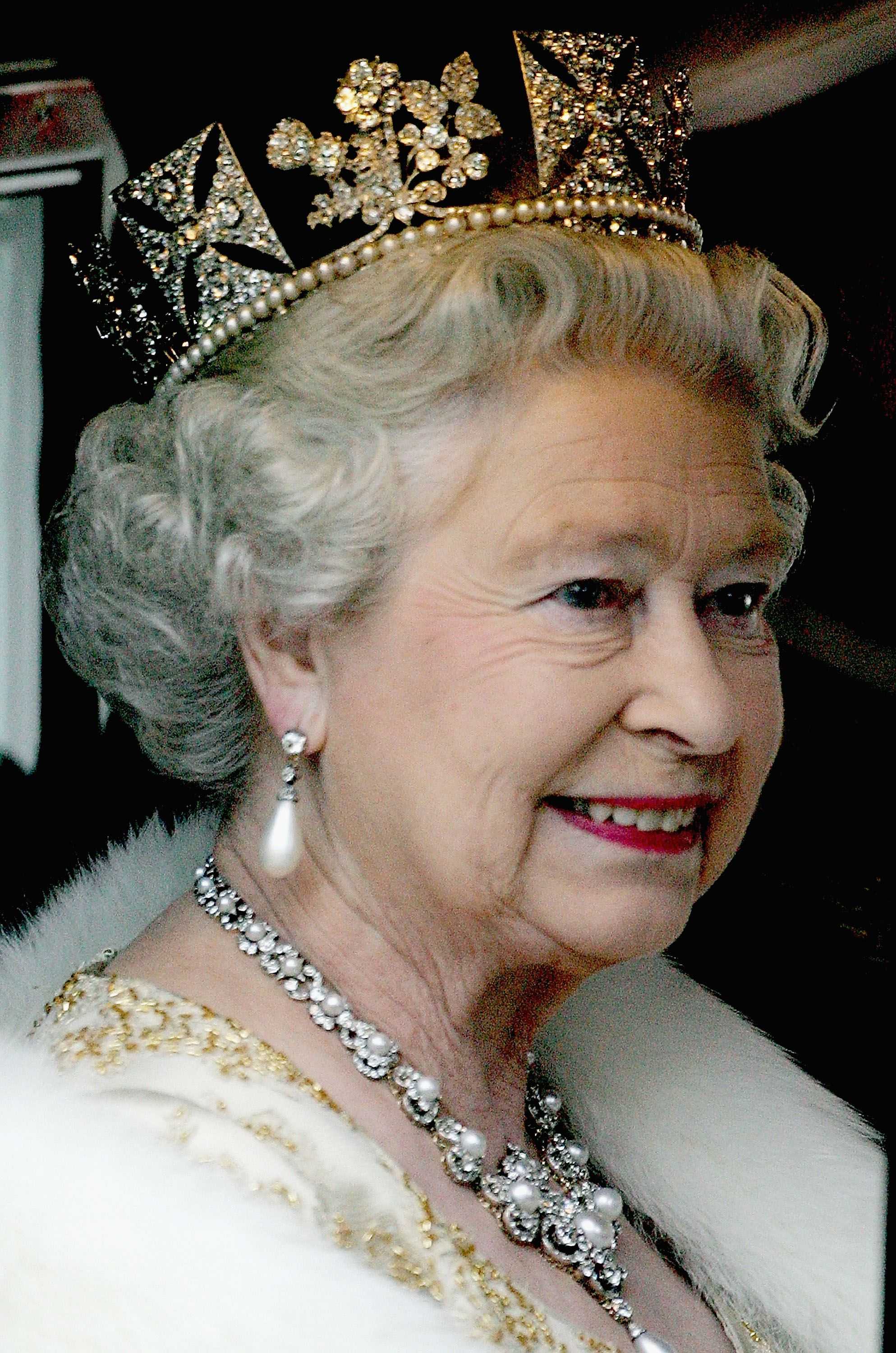 نمای نزدیک از ملکه الیزابت انگلستان با جواهرات سلطنتی