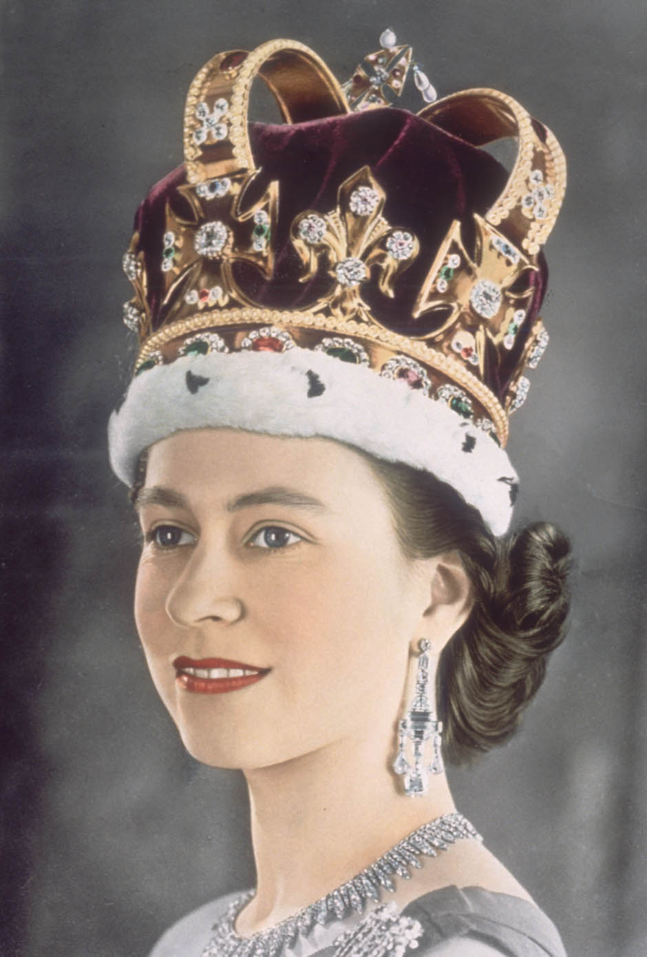 تصویر جوانی الیزابت دوم با تاج پادشاهی برای اینستاگرام 