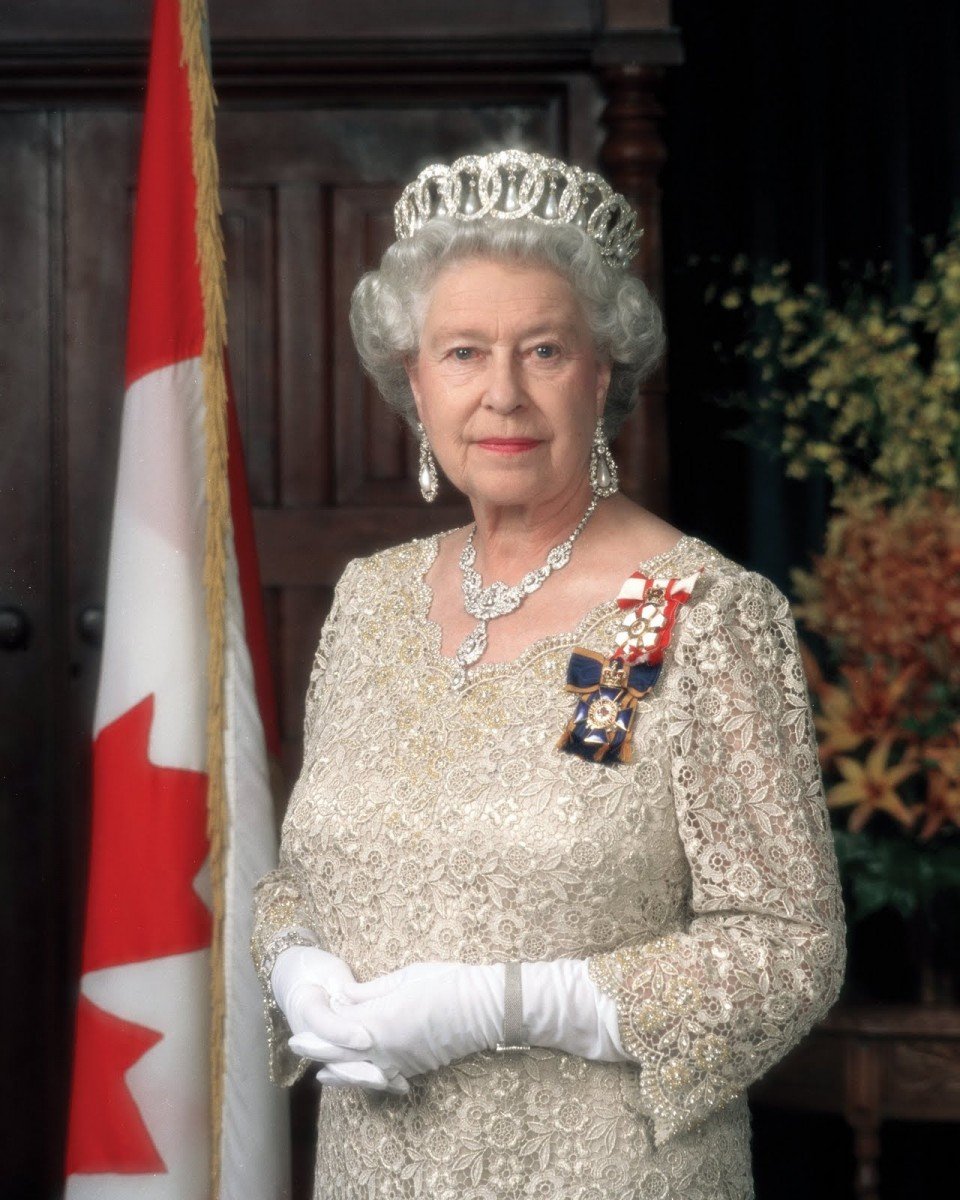 تصویر 8K برازنده از ملکه انگلستان با لباس پر زرق و برق