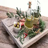 چاپ قاب موبایل و گوشی بک گراند جذاب از شیشە حاوی روغن زیتون با ظرف کوچک زیتون و برگ‌های ریختە شدە آن در اطرافش