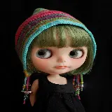 چاپ قاب موبایل و گوشی دختر مو سبز عروسکی با نگاه بامزه به عنوان زمینه دسکتاپ 
