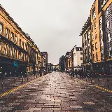 چاپ قاب موبایل و گوشی دانلود تصویر یونیک از نماهای قهوەای سوختە و کرم سیر با نردەهای آهنی در دو طرف جاده شهری آجری طرح