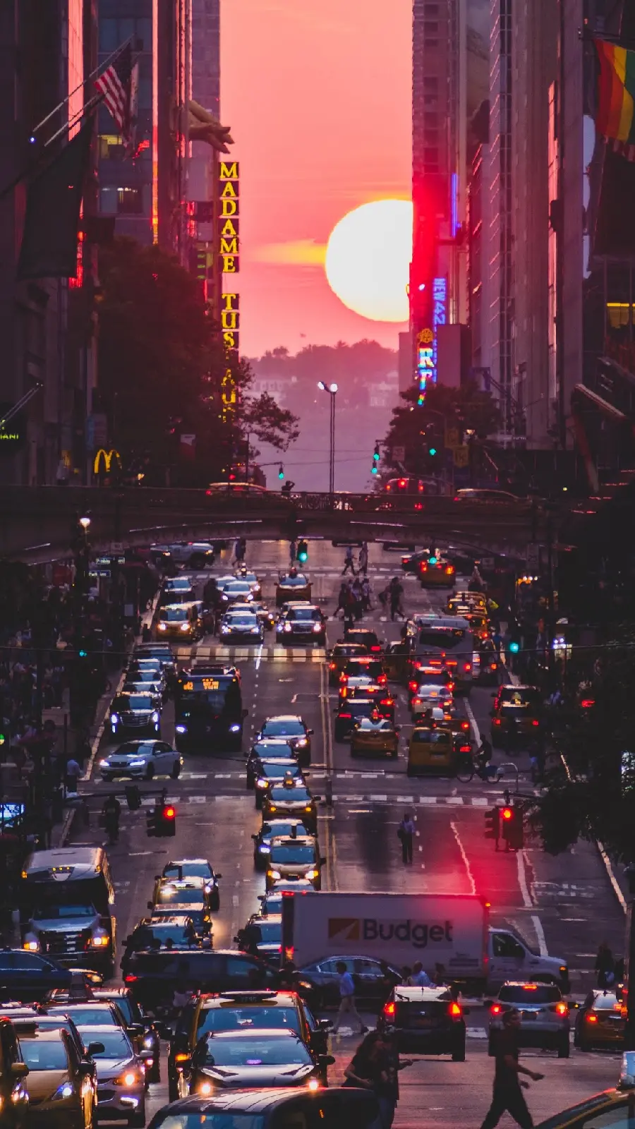 عکس خیابان شلوغ و غروب 