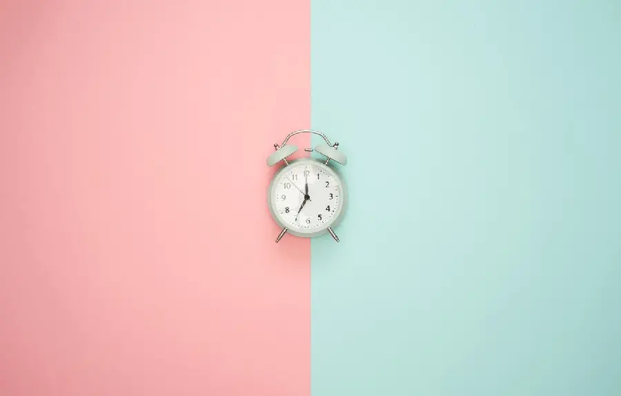 دانلود عکس خوشگل ساعت زنگ‌دار به رنگ آبی صورتی