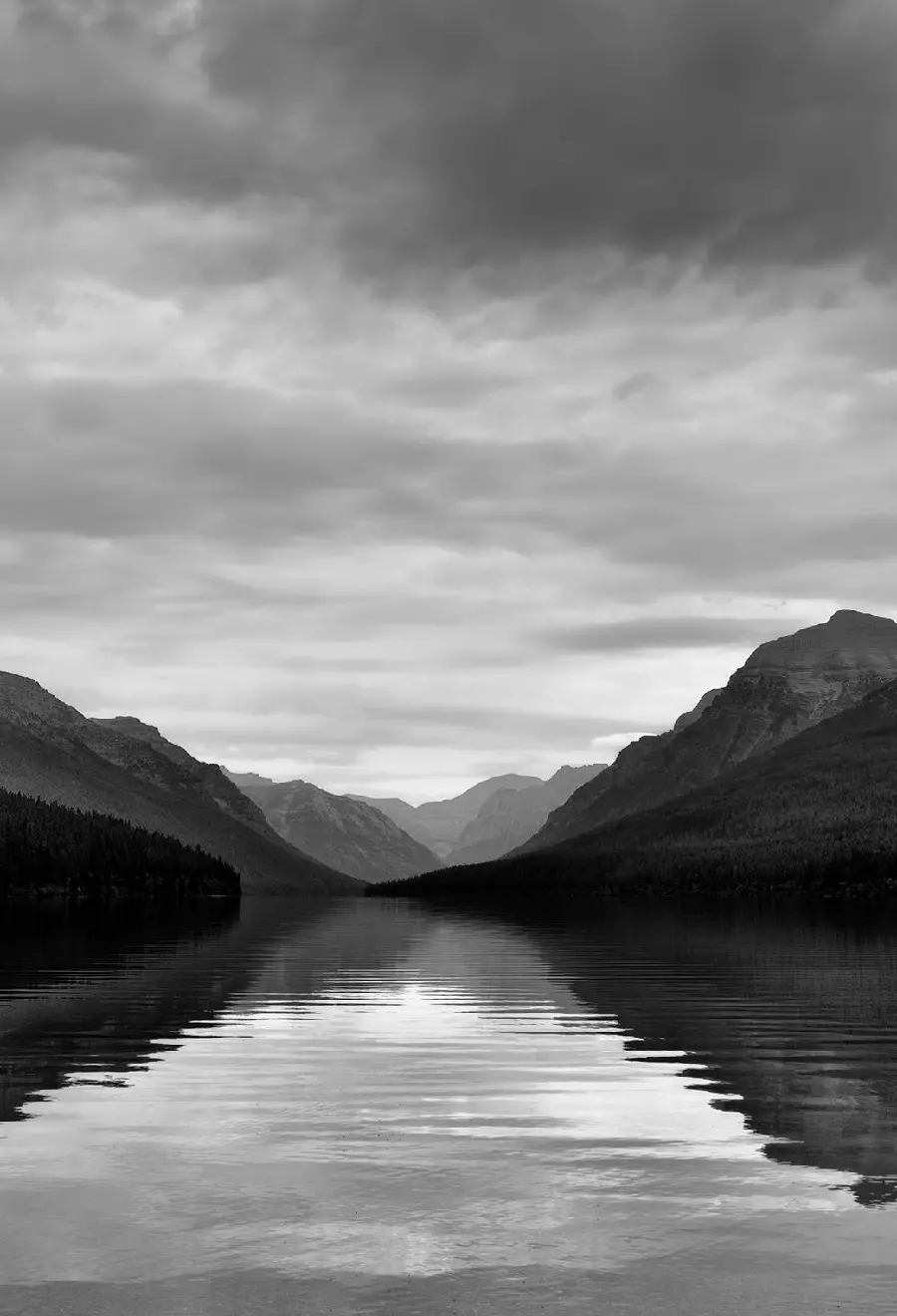 تصویر زمینه سیاه سفید دریاچه آرام برای موبایل 1402