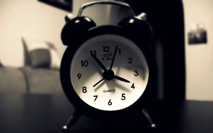 تصویر پروفایل سیاه سفید تلگرام با طرح ساعت رومیزی