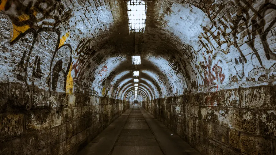 تصویر 4K عجیب از تونل فرسوده با نوشته های خاص دیوار