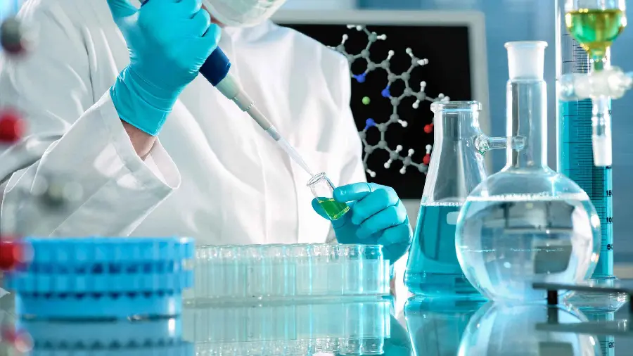 عکس آزمایشگاه شیمی و شیمیدان در حال شناخت ترکیبات جدید