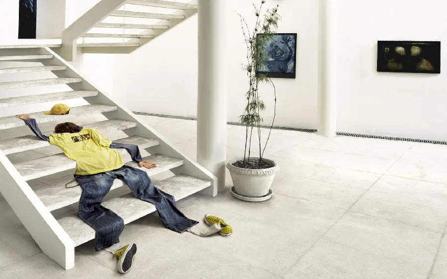 نقاشی سه بعدی خطای دید از لباس های افتاده روی پله به شکل انسان