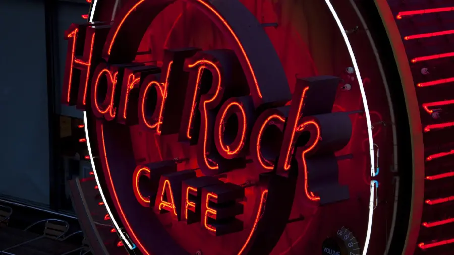 صفحه زمینه مک با تیتر Hard Rock Cafe قرمز رنگ