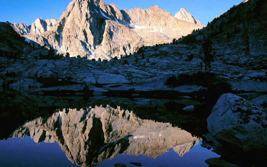 تصویر 4K انعکاس طبیعت بکر کوهستان درون دریاچه