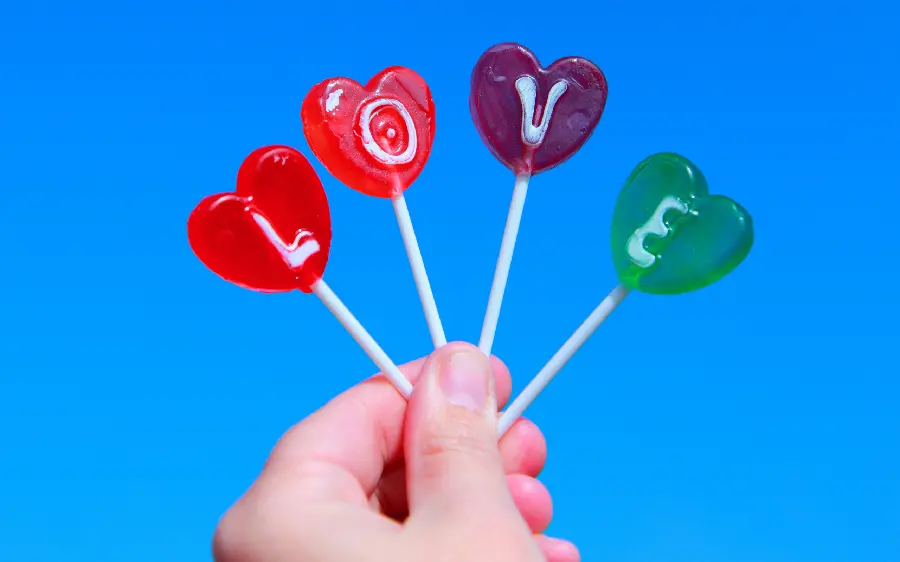 Background عاشقانه لپتاپ با طرح آبنبات Love