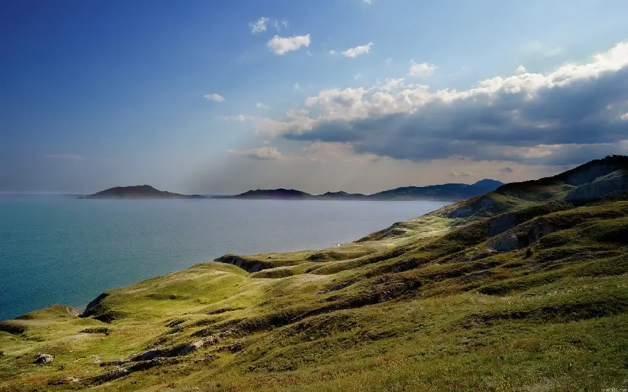 تصویر طبیعت سبز و زیبا با دریای قشنگ مخصوص ویندوز 