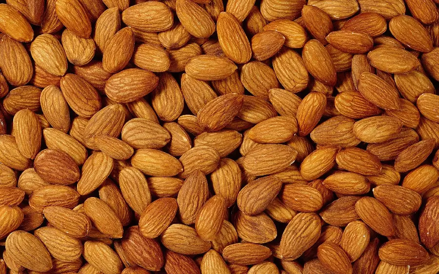 بادام درختی شور و خوشمزه در یک نمای Full HD