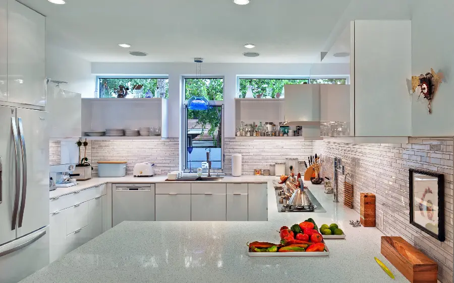 طراحی و دکوراسیون داخلی آشپزخانه سفید رنگ و زیبا