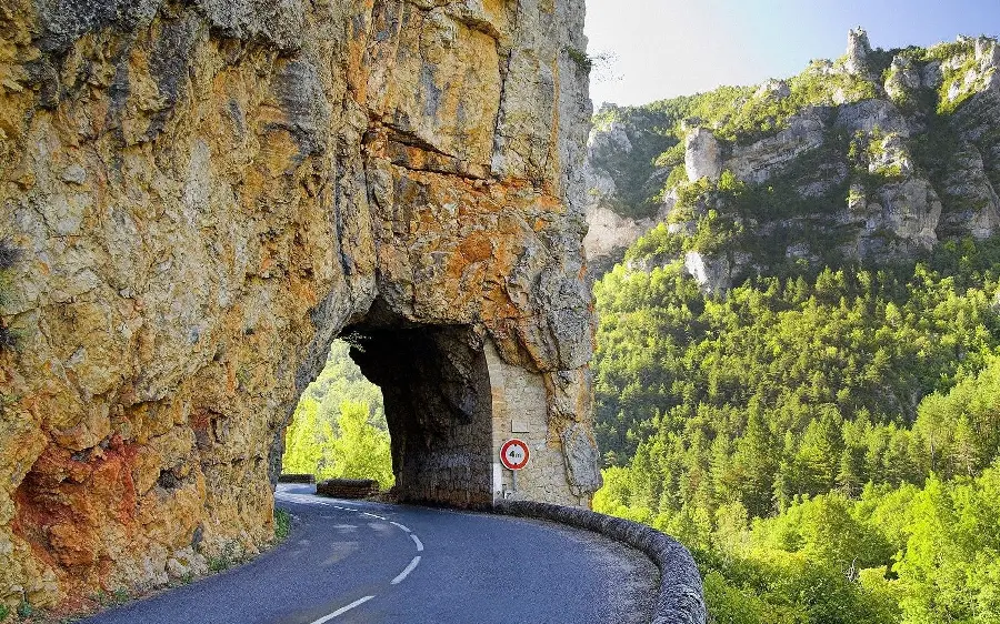 تصویر بسیار جالب HD از تونل کوچک درون کوه برای جاده