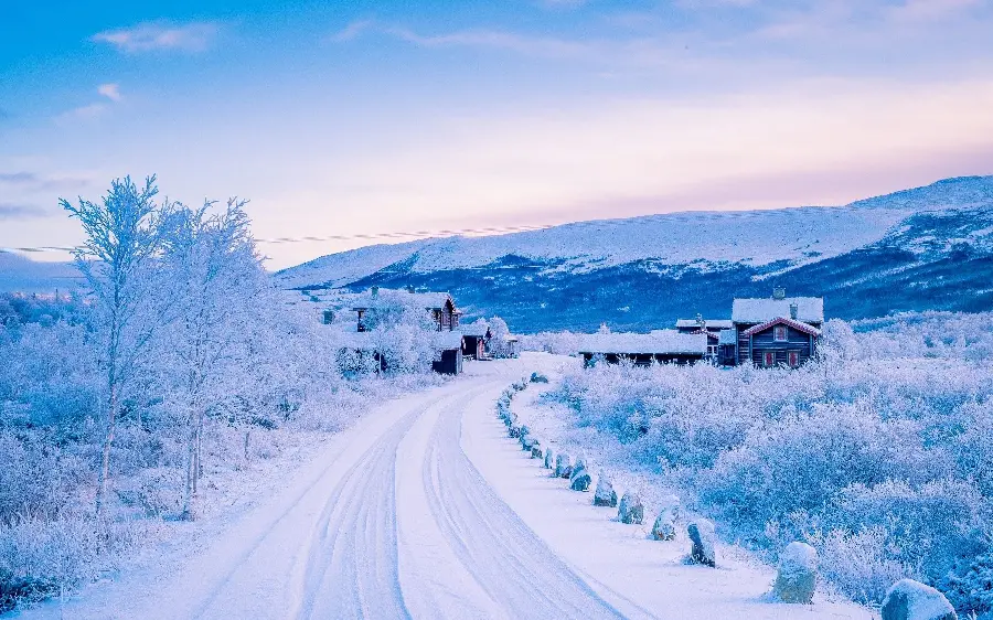 تصویر زمینه Full HD برفی در اسکاندیناوی با تم درخشان	