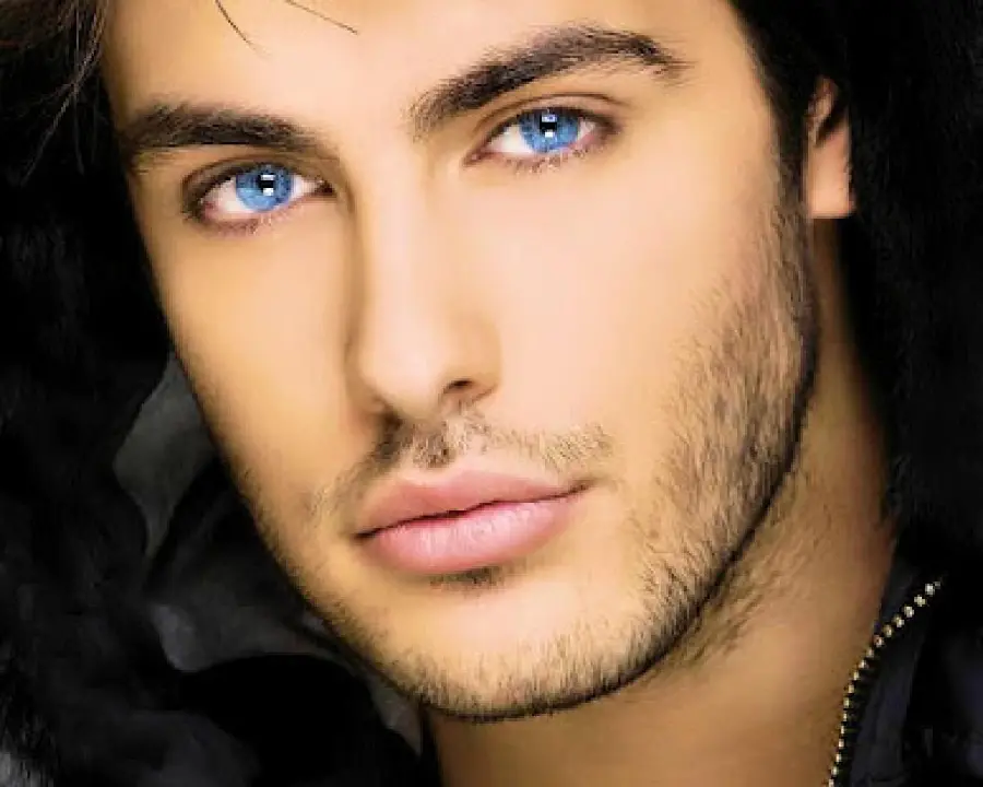 عکس با کیفیت از صورت پسر خوشگل با چشمان آبی