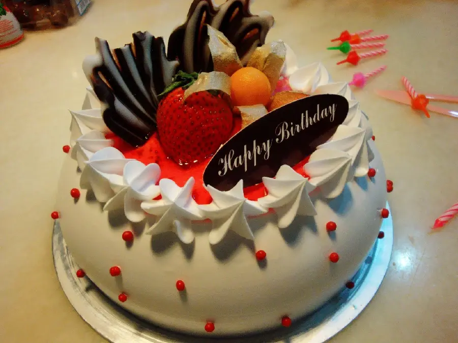 کیک تولد خوشگل با تزئین میوه‌ برای ایده جديد قنادی و آشپزی