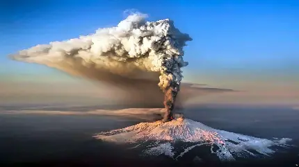 عکس استوک دود و خاکستر آتشفشانی در بزرگترین کوه های فعال