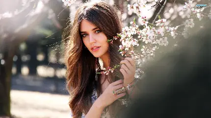 عکس دختر خوشگل خارجی با مو های قهوه‌ای ابریشمی در فصل بهار