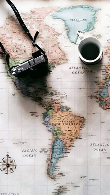 پروفایل 4K فنجان قهوه و دوربین عکاسی روی نقشه جهان