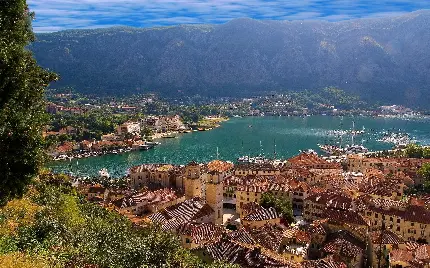 عکس هوایی دریاچه بزرگ وسط شهر جذاب برای پروفایل علاقمندان طبیعت 