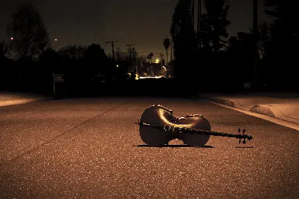 تصویر غمگین ویولن بر زمین افتاده در خیابان تنهایی