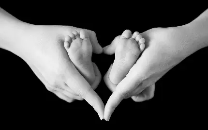 دانلود عکس سیاه سفید پا نوزاد برای پروفایل مادرانه 