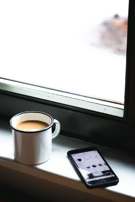 عکس هنری 8K از فنجان قهوه و گوشی موبایل برای بلاگرها
