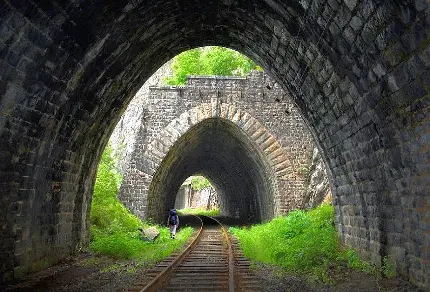 عکس تونل زیرگذر قطار با معماری گنبدی شکل بسیار زیبا