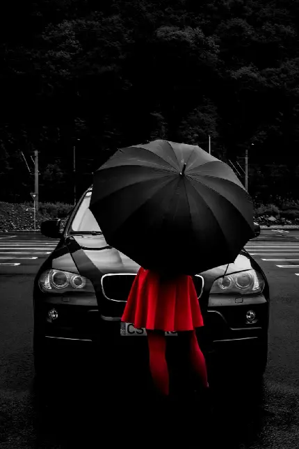 عکس جادویی HD با طرح دختر با لباس قرمز ایستاده با چتر