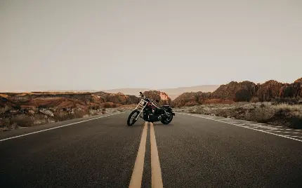عکس خفن موتور سیکلت در وسط جاده