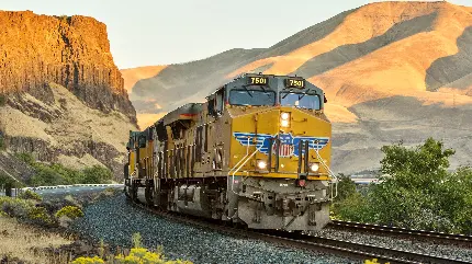 عکس قطار زرد در دل کوها با کیفیت خیلی خوب مخصوص زمینه کامپیوتر